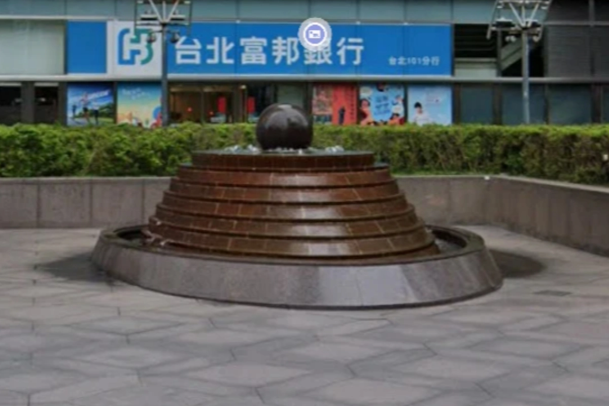 台北101外的風水池。（擷取Google Maps）