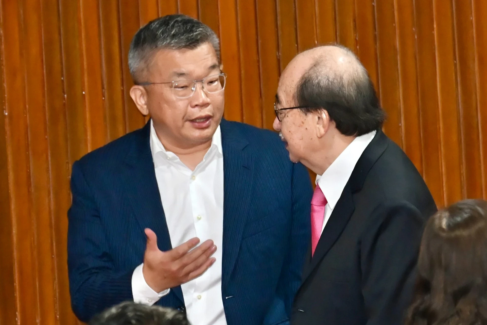 柯建銘下台一鞠躬 蔡其昌接民進黨團總召:謝謝柯總召的成全 -- 上報