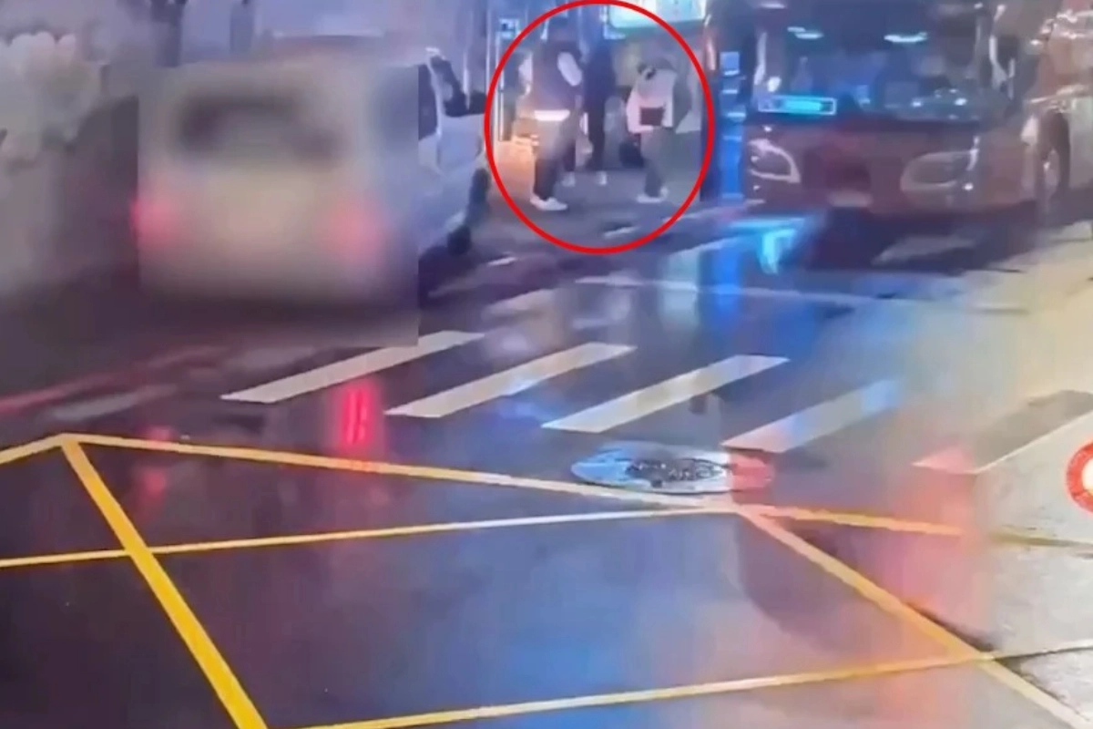 宋姓夫婦（紅圈）在人行道上，卻遭廂型車撞擊受傷。（翻攝畫面）