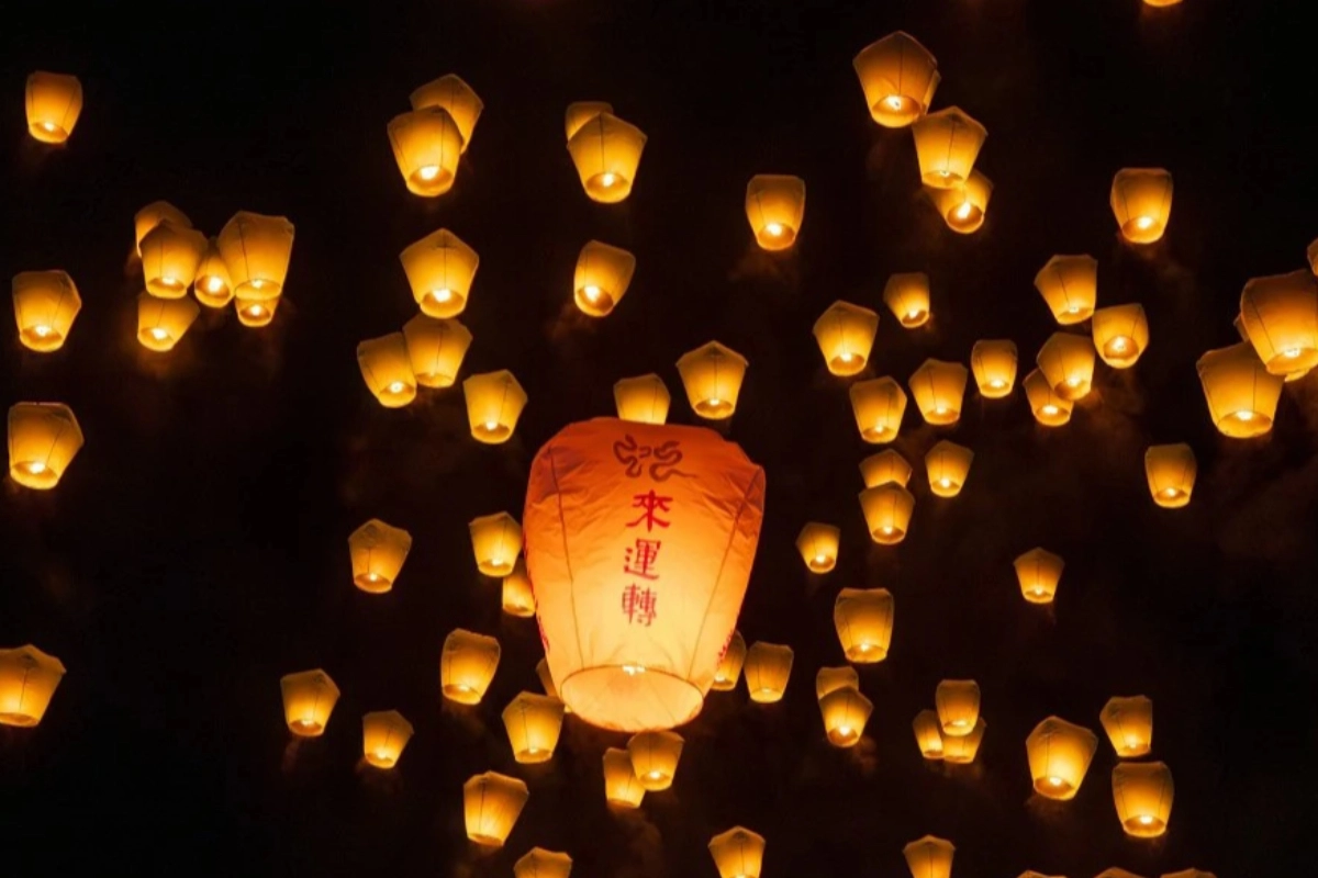 【2026 平溪天燈節日期、交通接駁懶人包】20 呎高馬年主燈升空!限量發送免費放天燈券、有光雕秀 -- 上報