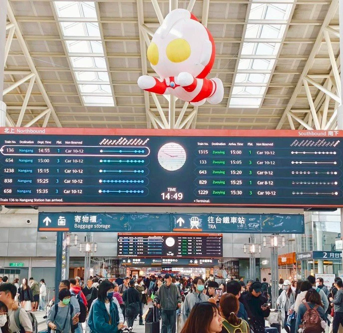 活動期間陸海空彩蛋齊發2米超人力霸王氣膜於左營高鐵站迎賓（高雄市政府觀光局提供）