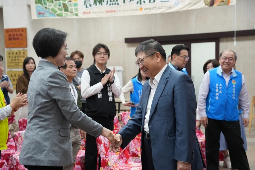 立委徐欣瑩出席新竹縣政府「114年農林漁牧業普查處揭牌儀式」,新竹縣長楊文科感謝徐欣瑩關心地方產業發展。
