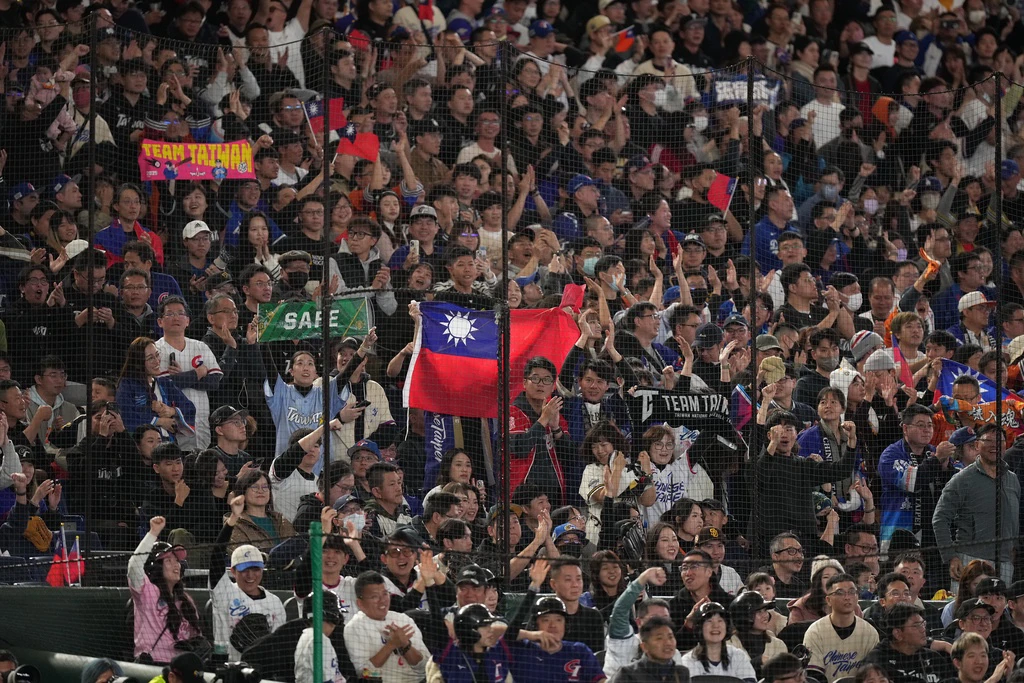 東京巨蛋湧入超過四萬人替中華隊加油打氣。（美聯社）