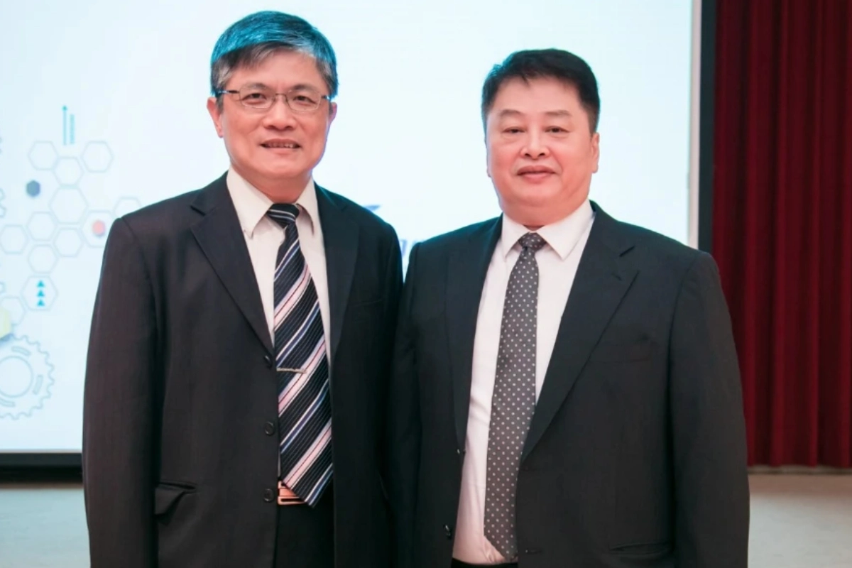 資策會控論文侵權,高虹安律師團秀對話紀錄質疑卓政宏(右)證詞。(擷取經濟部官網)