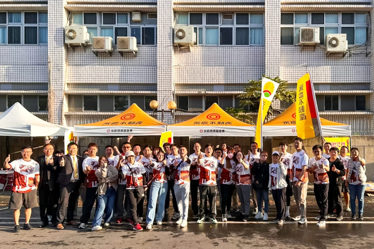 永慶加盟四品牌50位夥伴，凌晨三點就定位，全力準備物資，助古都馬的跑者們順利完賽。(永慶房產集團提供)