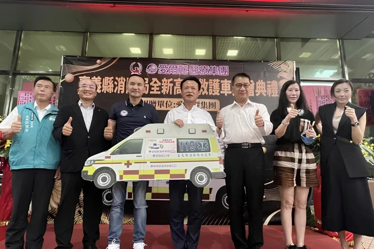 愛爾麗集團董事長常如山（左3）捐贈一台巴騰堡格紋高頂救護車給嘉義縣消防局，時任內政部長徐國勇（右3）特地南下出席，而劉（右1 ）同樣出席活動。