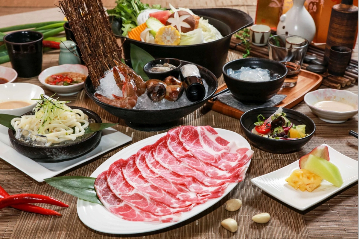 月兒彎彎餐廳套餐(菜色隨季節調整)，第二套半價優惠，享受春日限定美食與親友歡聚時光。（大地酒店提供）