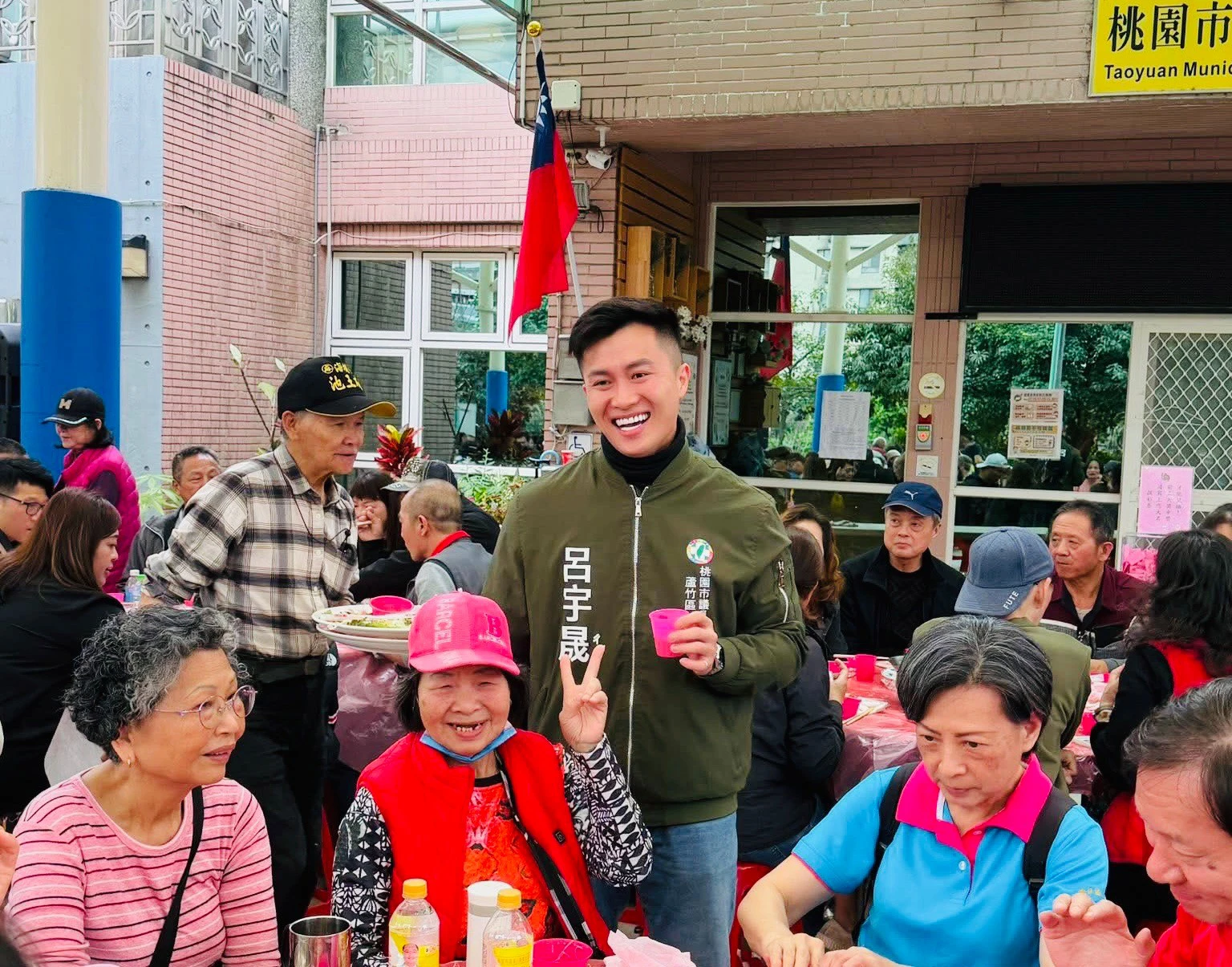 呂宇晟參與蘆竹地方聚餐活動，與長輩們開心聊天、合影互動，氣氛熱絡。（擷自呂宇晟