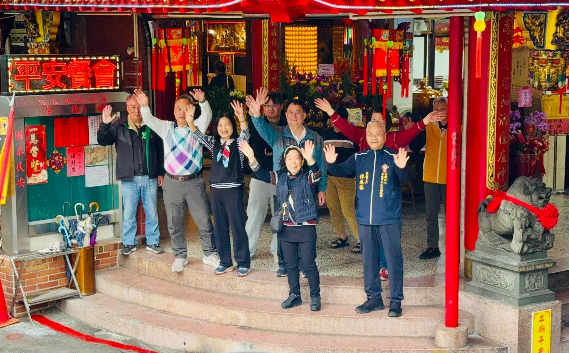 賴俊翰服務中山大同已久,與地方淵源頗深;圖為上週他車掃時,路過宮廟時碰到民眾熱情揮手。(擷自賴俊翰FB專頁)