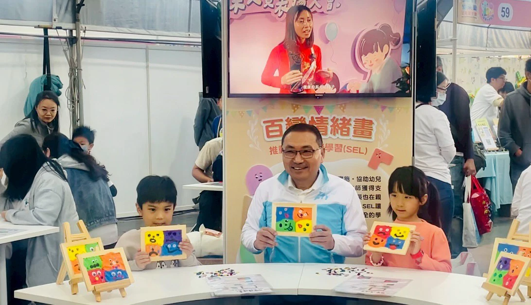 侯友宜與小朋友一起動作做「百變情緒畫」創作;現場吸引不少老師和家長前來,活動也成 幼教交流的平台。(李育嫺攝)