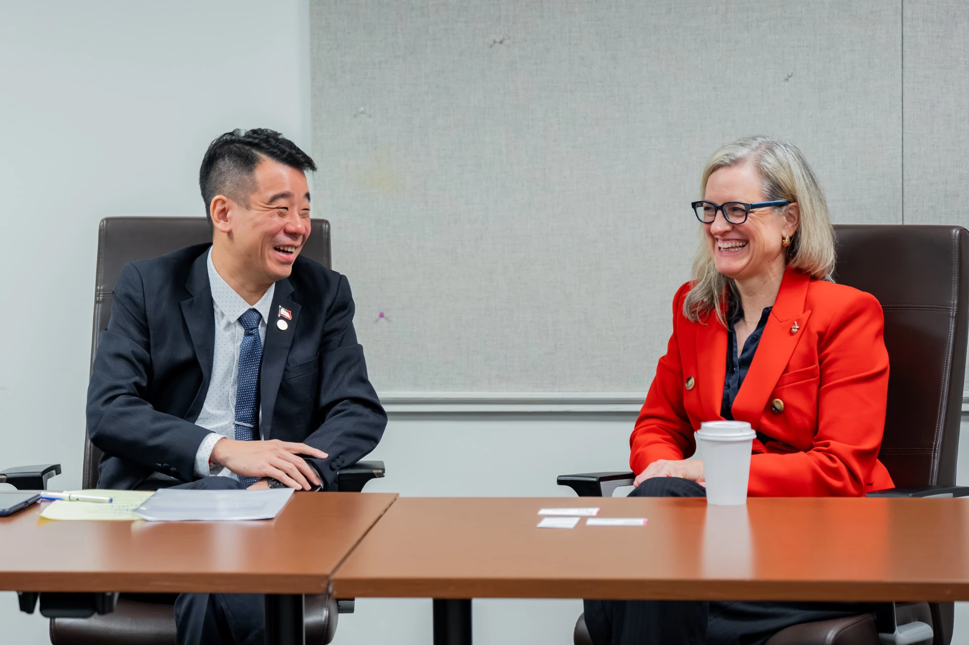 羅里市長Janet Cowell(右)表示,羅里為北卡羅萊納州首府,素有「橡樹之城」之稱,是美國重要的科技與生命科學中心。(桃園市政府提供)