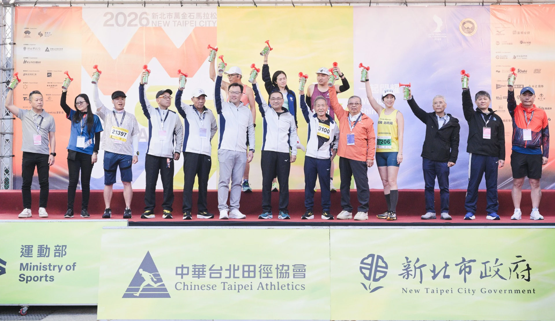2026新北市萬金石馬拉松富邦金控品牌管理暨公關處楊雅媛資深協理(右四)代表富邦金控鳴槍，並為跑者加油！(富邦金控提供)