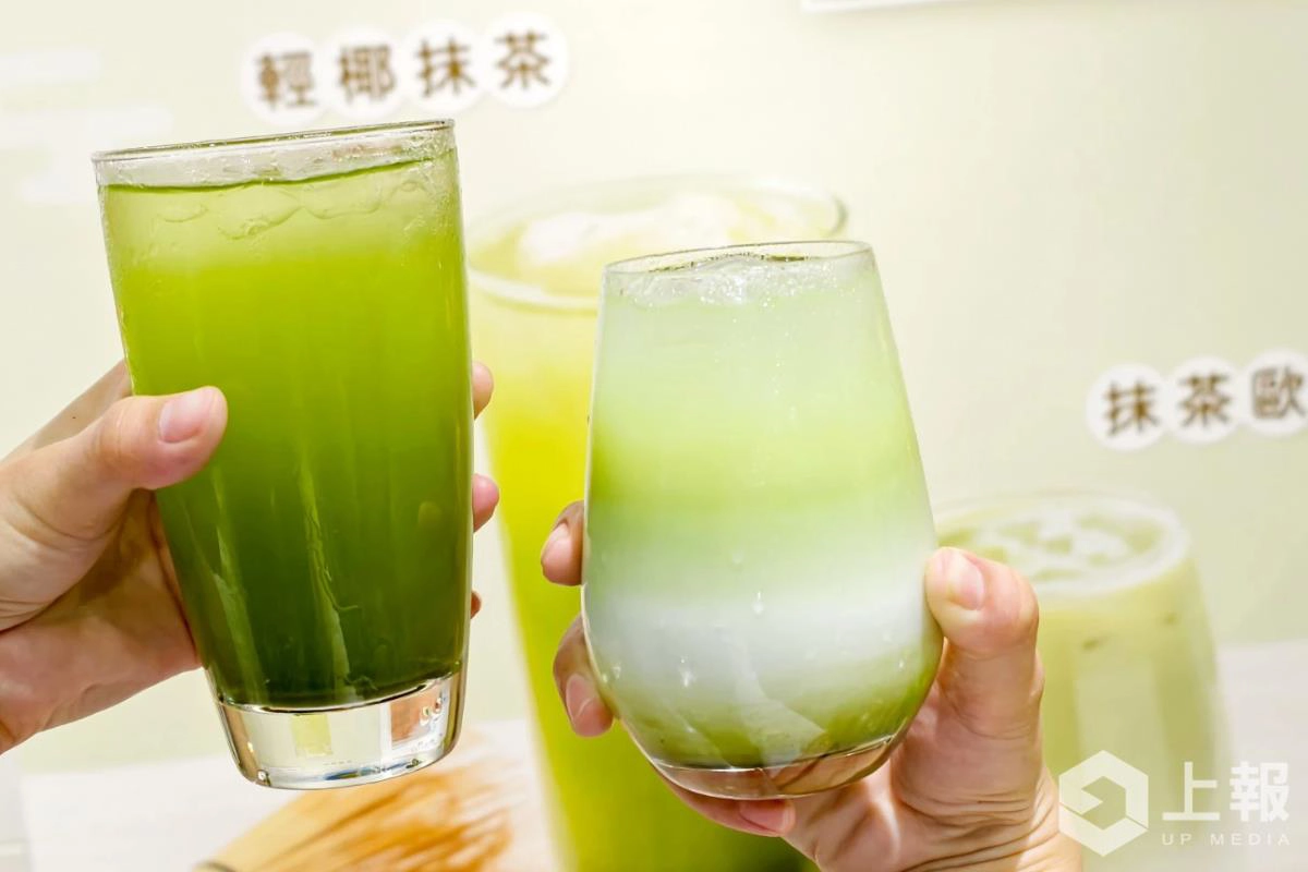 「輕椰抹茶」80 元、「抹茶歐蕾」99 元。(林冠伶攝)