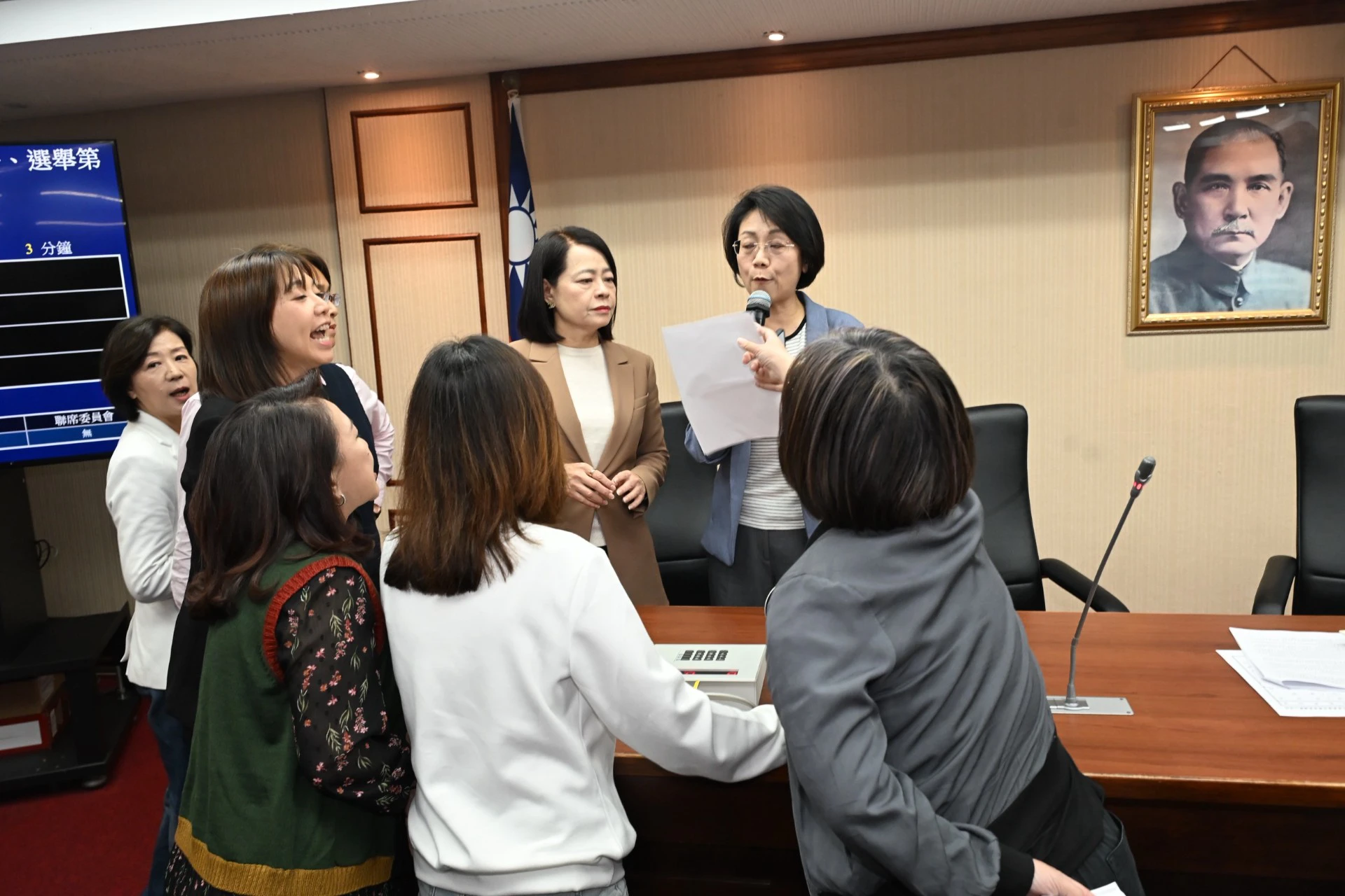 翁曉玲遭民進黨立委圍剿討說法。（張哲偉攝）