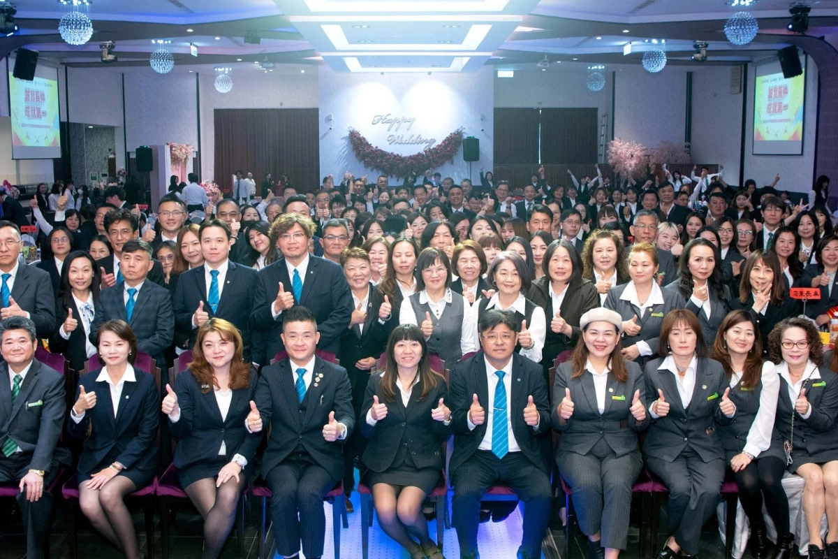 嘉義區房仲業年度盛會登場，永慶加盟四品牌春酒晚會席開45桌，堪稱在地最盛大的房仲業盛事。（永慶房產集團提供）