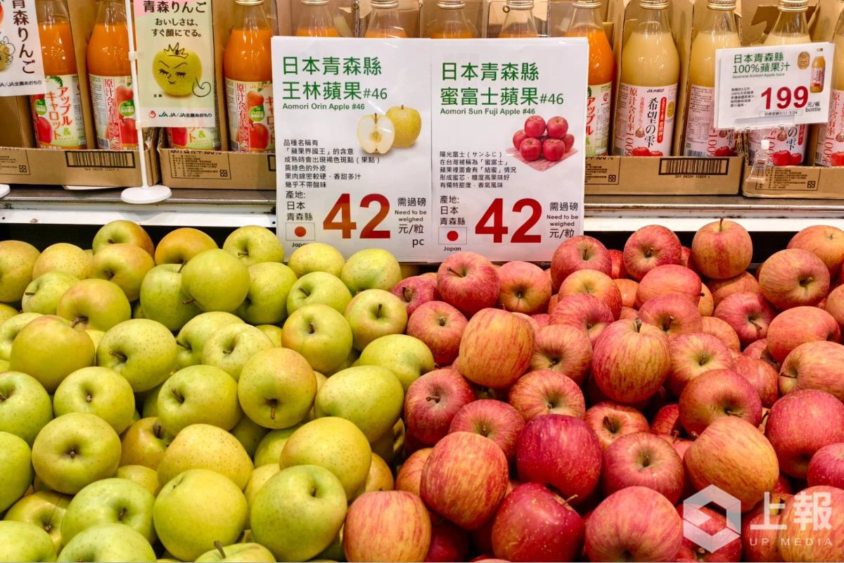青森 王林蘋果、蜜富士蘋果,一粒 42 元。(林冠伶攝)