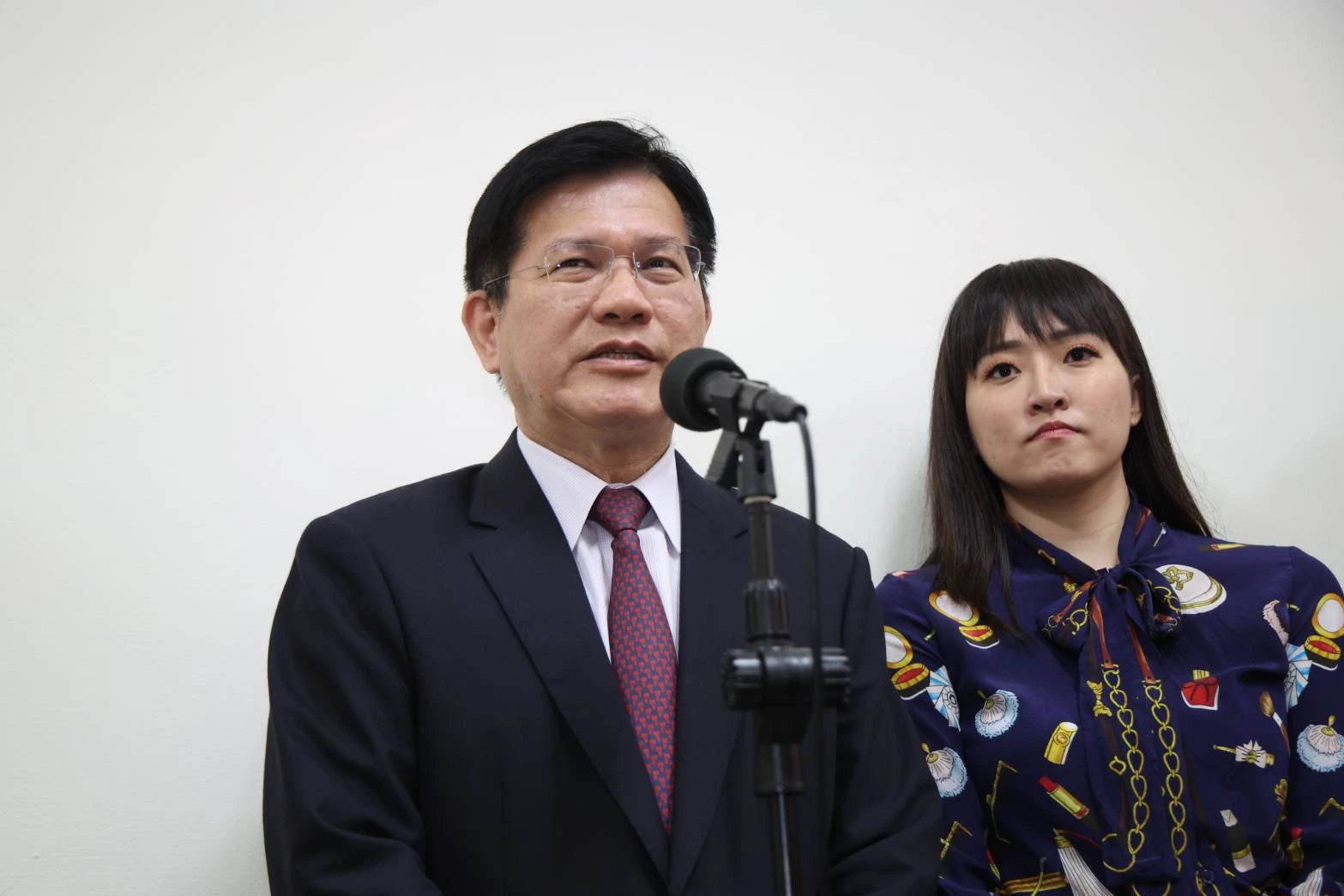 ̨��һ�з��ƺ��� �ձ�����һ�浹��ͦ