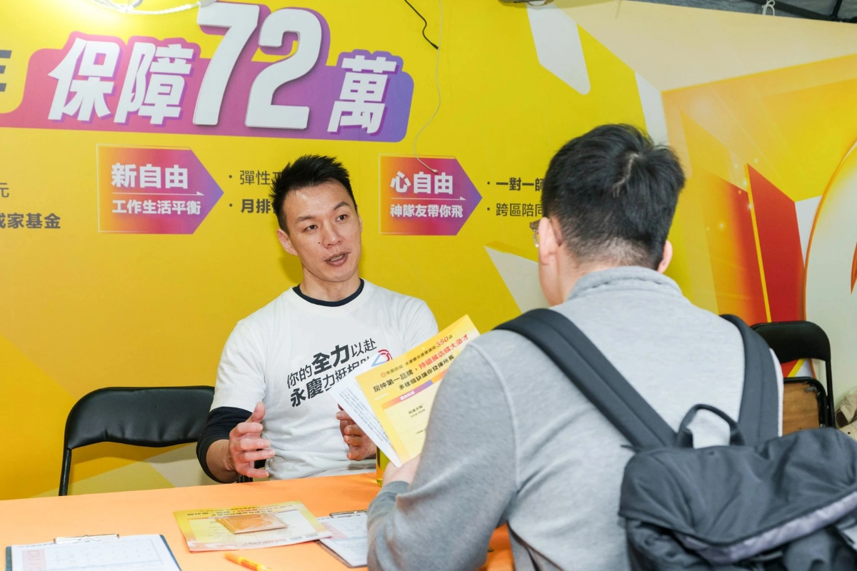 永慶房屋人資部協理塗振宏表示,有360小時課程與一對一師徒制,帶新人從基本功學起。(永慶房屋提供)