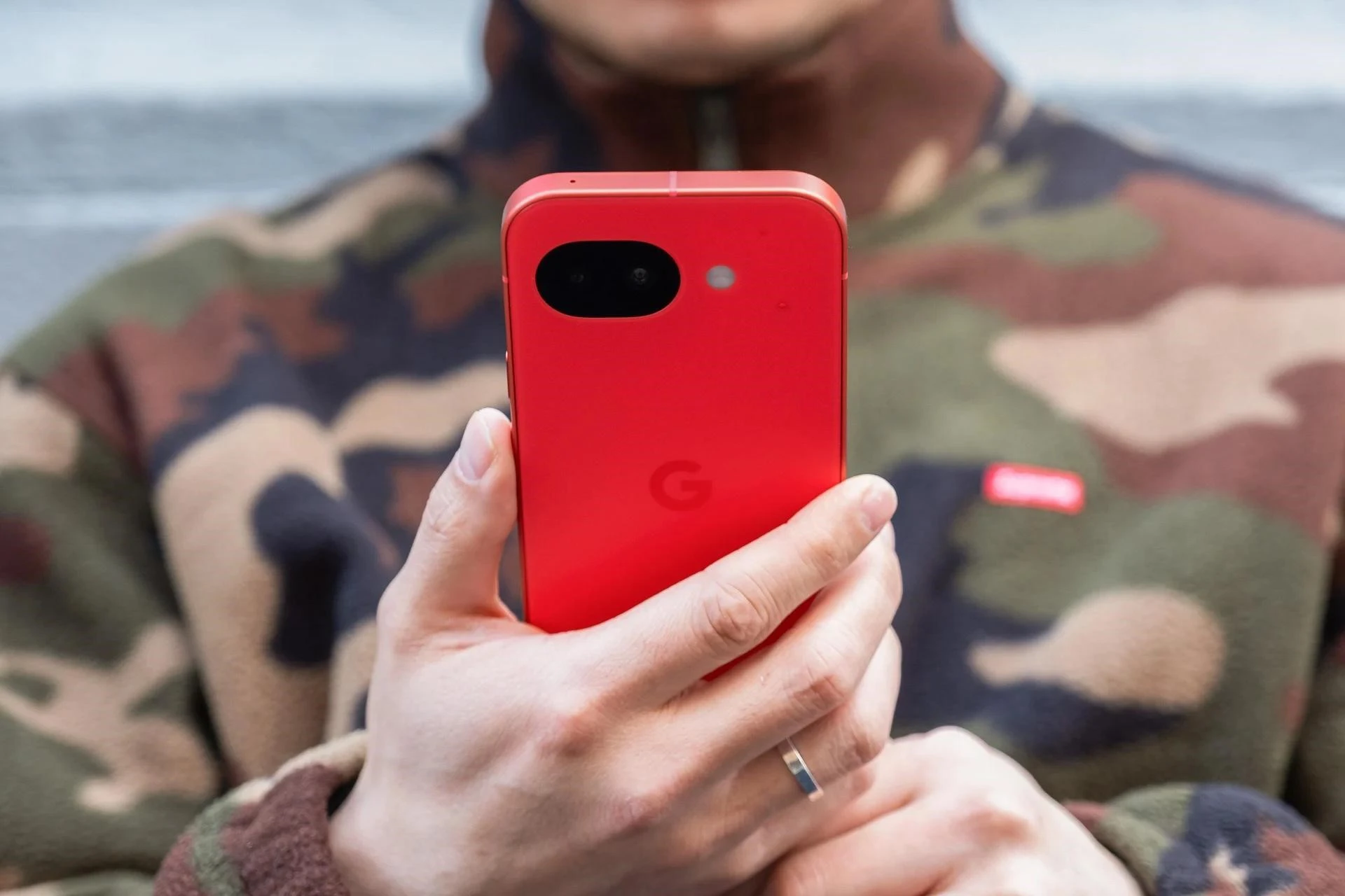 手持 Google Pixel 10a「草莓粉」新機自拍,亮眼的機身為整體造型增添亮點。(李育嫺攝)