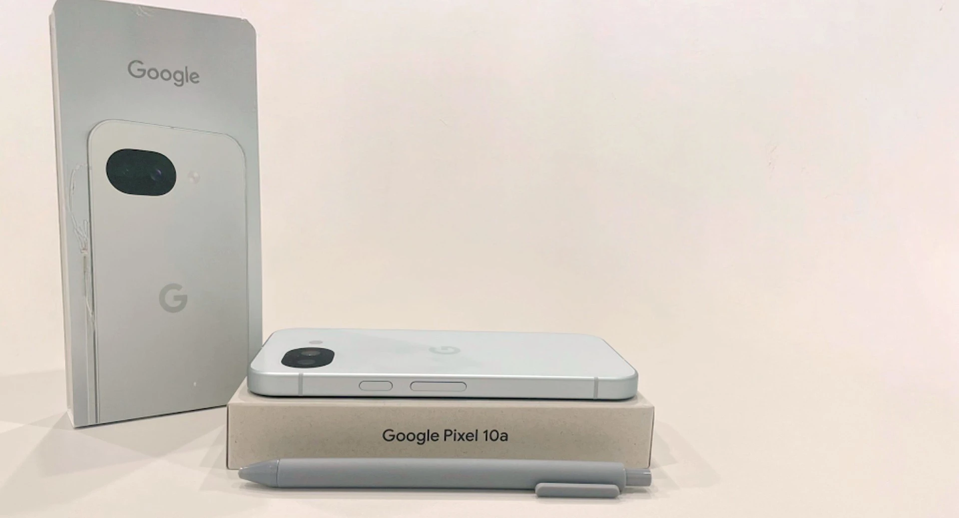 Google Pixel 10a 令人驚艷不只續航力和耐用性,外型上獨特的「無突起鏡頭」質感就在細節上,高CP值的質感 AI 手機,是今年必 Buy 款。(李育嫺攝)