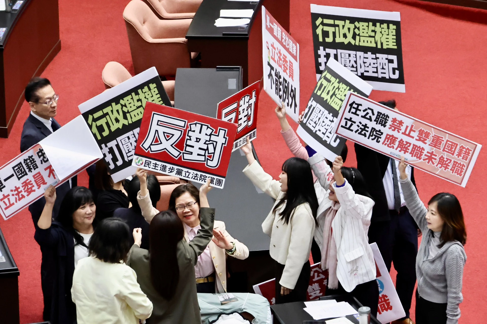 民眾黨跟民進黨發生衝突。(王侑聖攝)