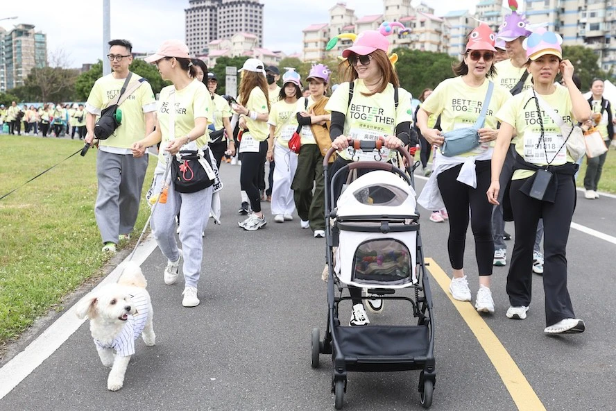 「國泰金控健康走」以「全齡友善」與「寵物共好」為主軸,規劃3K健康組、5K歡樂組及8K挑戰組三種路線,全面優化無障礙環境,確保長者、親子家庭與寵物族群都能在基隆河畔享受運動樂趣。(國泰金控提供)