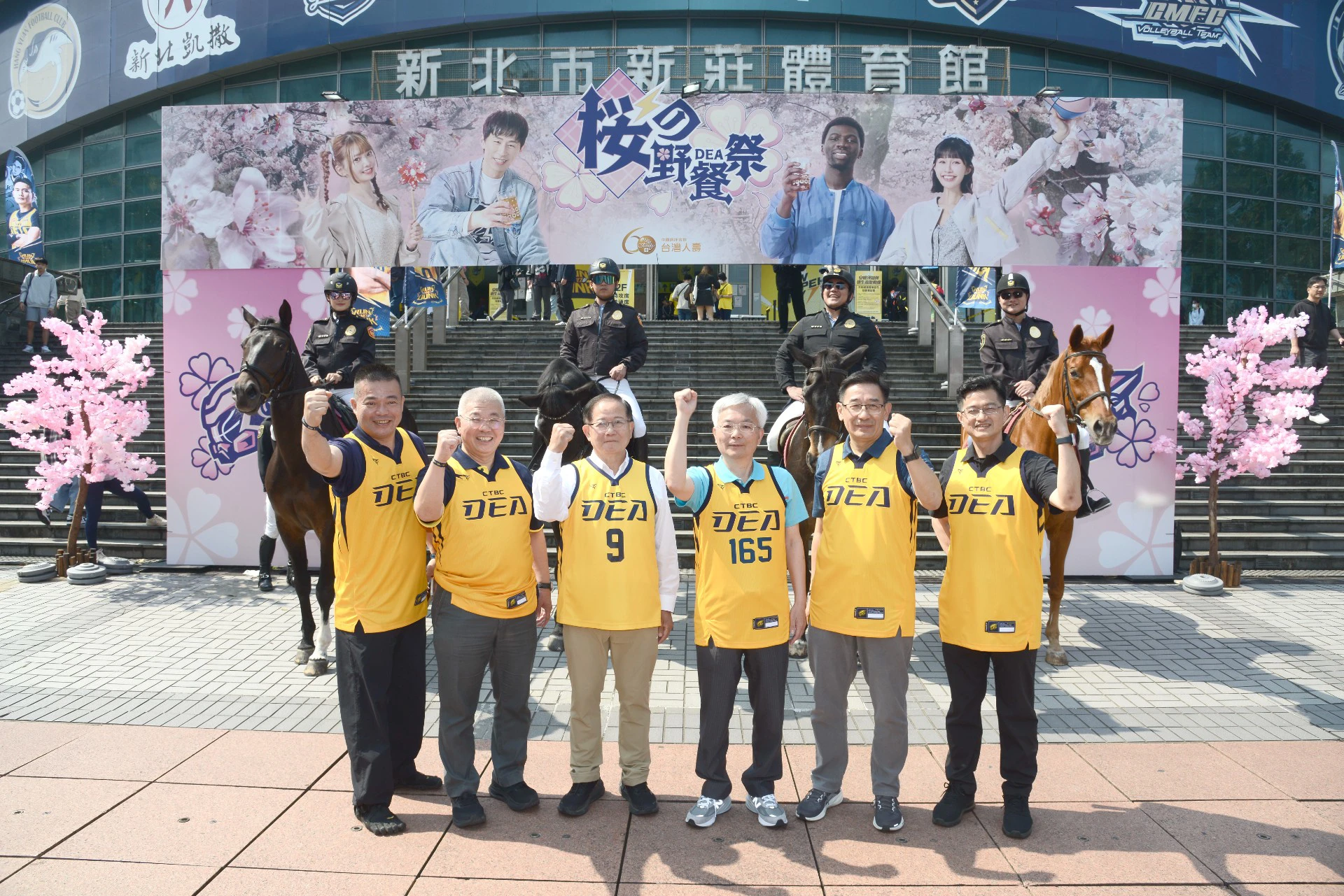 警政署長張榮興等來賓與新北騎警隊合影。（中信特攻提供）