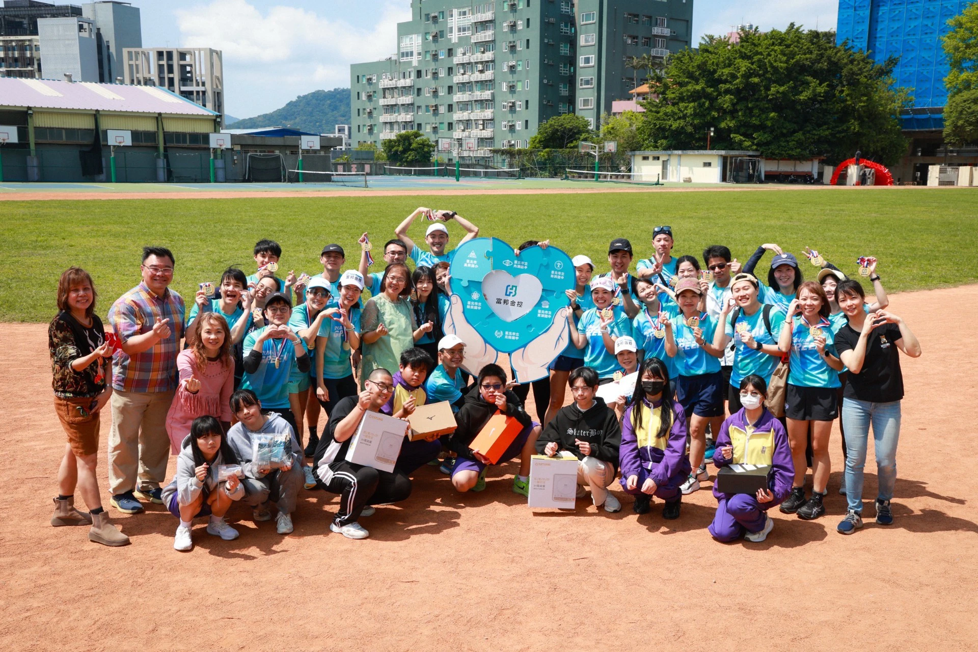 富邦金控透過「有志一同ᵀᴹ」公益平台同仁參與志工,20日走訪台北市六所學校,完成總計約17公里的接力送暖任務,並在終點站完成六所小學的「愛心拼圖」合體,為本次送暖行動畫下溫暖句點。(富邦金控提供)