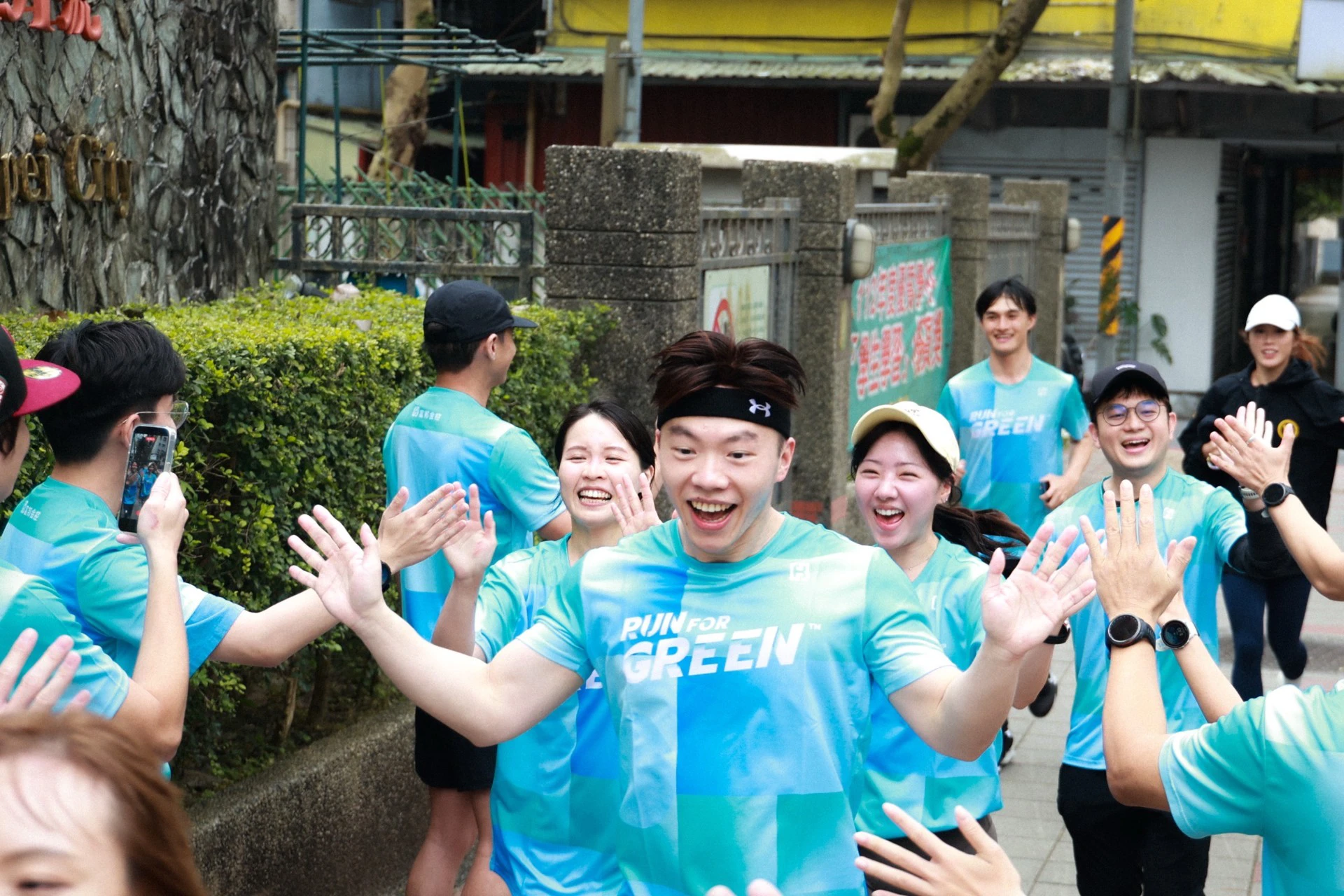 本次「接力送暖跑出愛」活動,不僅落實「Run For Green ®」精神,透過跑步與搭乘大眾運輸實踐低碳移動與綠色物流概念。「接力跑」更串聯每一位參與志工,象徵愛心在每一次交棒中持續延伸,一步一腳印匯聚成集體的力量。(富邦金控提供)