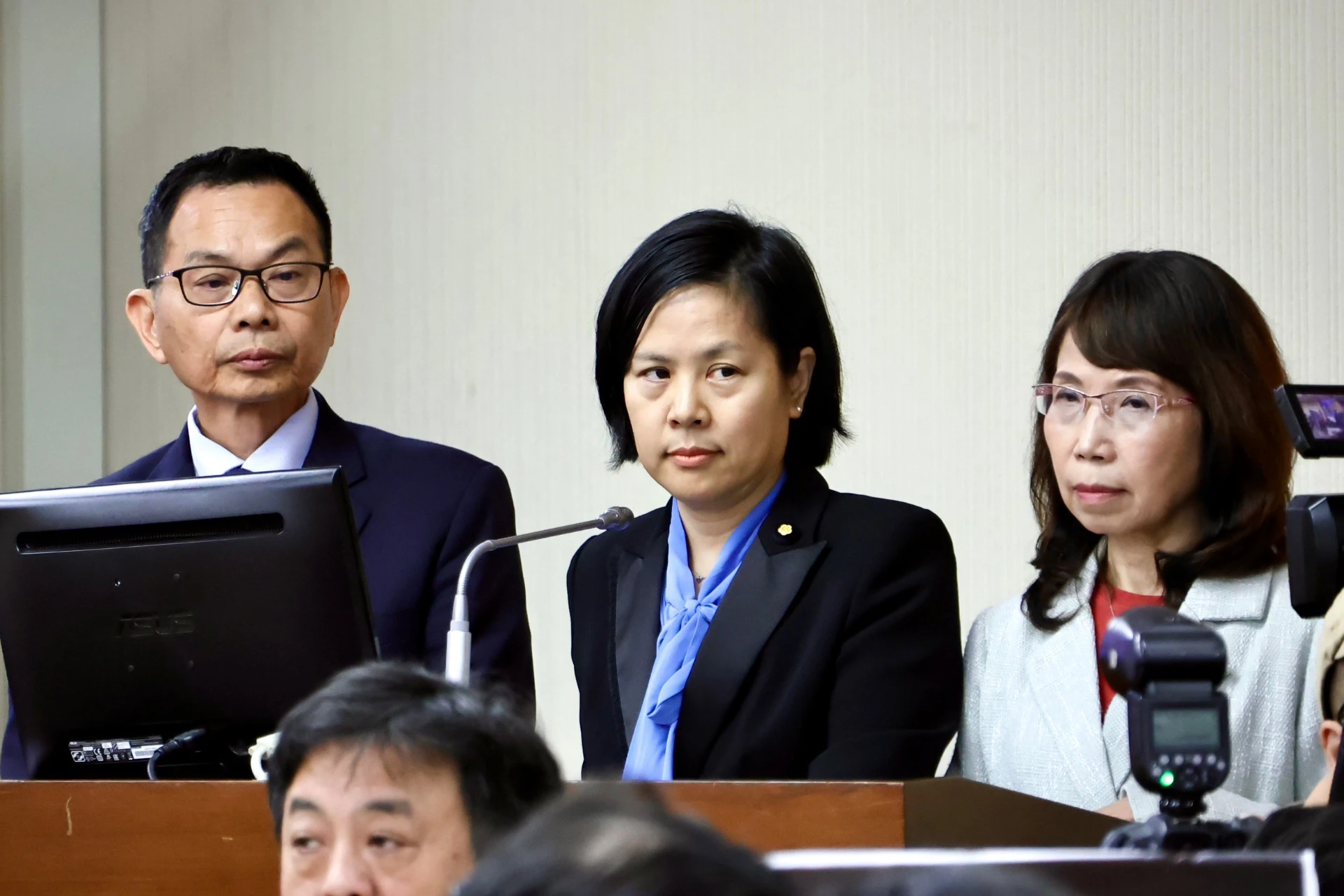 【有片】李貞秀突坐主席台自稱代理召委 黃捷怒:小動作不要這麼多啦 -- 上報