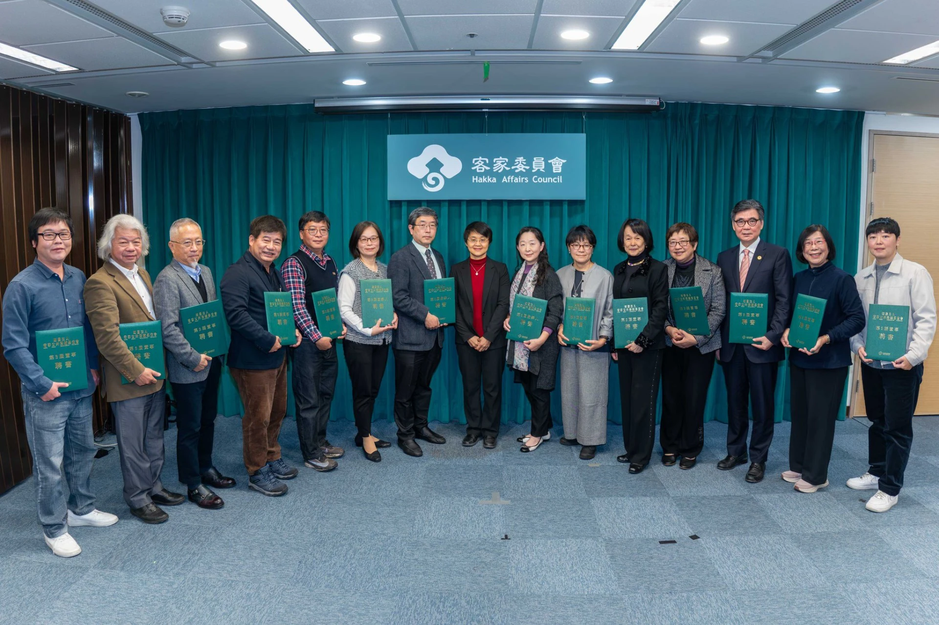 客委會表示,電影效益不能單看,更應關注能否有效吸引非客家族群觀眾關注。中間為客委會主委古秀妃。(取自客委會臉書)