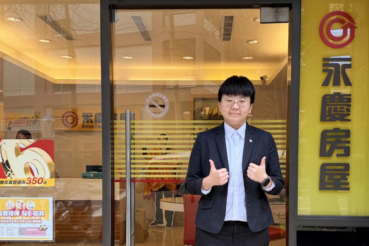 永慶房屋經紀人員燕冠妤自大學起開始追星IU，在永慶房屋不僅有高收入、也有彈性的工作時間可以追星。（永慶房產集團提供）