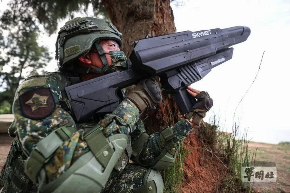 國防部為防範無人機襲擾，各部隊已配備干擾槍。圖為陸軍金門駐軍操作干擾槍情形。（軍聞社提供）