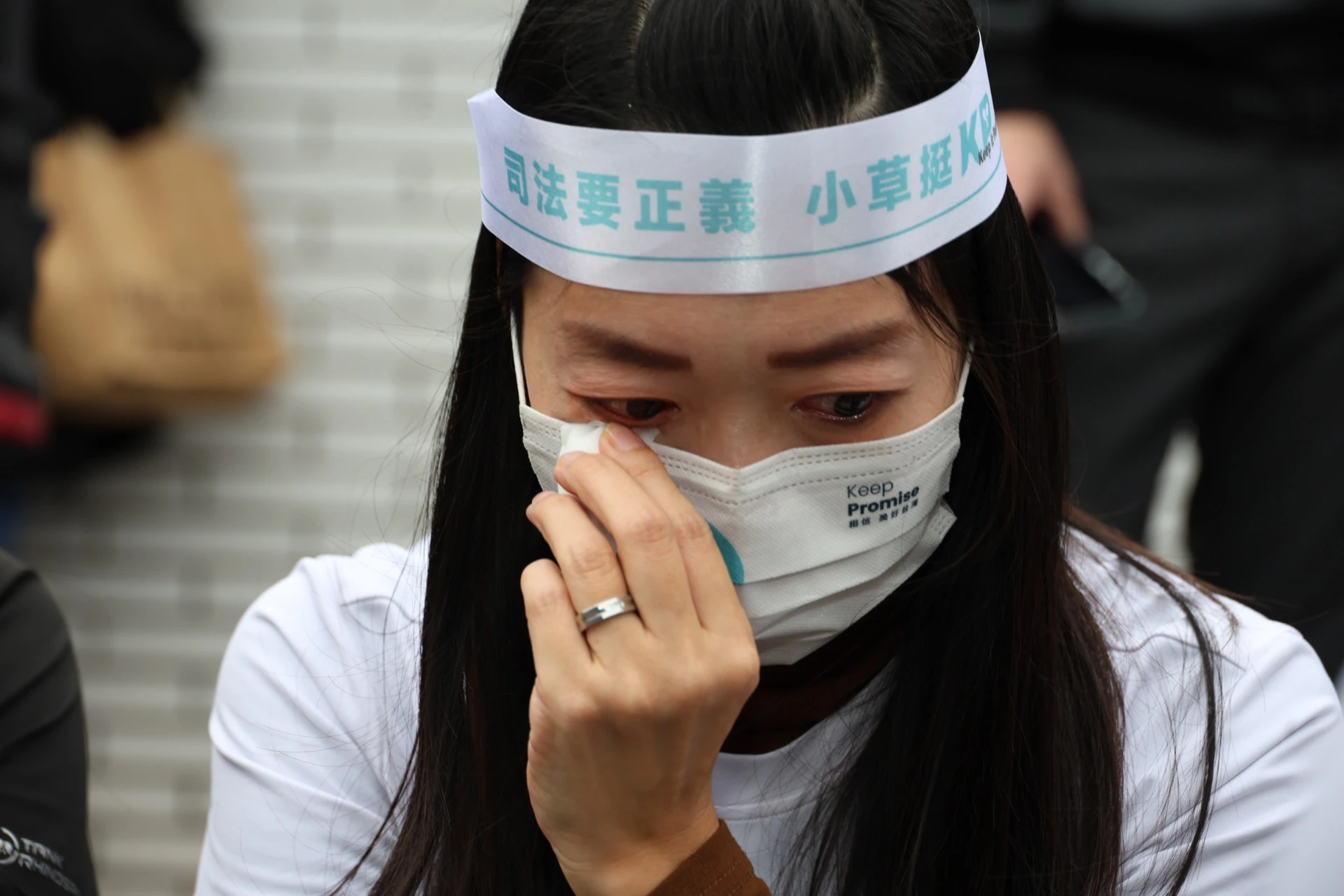小草難過落淚。(張哲偉攝)