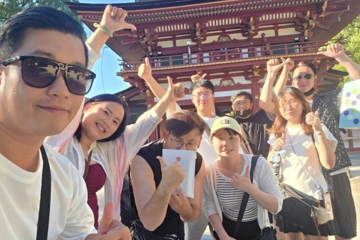 永慶房屋的AI系統讓許晉誠工作事半功倍，不僅創造高收入，還有時間能和伙伴出國放鬆，兼顧工作與生活！（永慶房產集團提供）