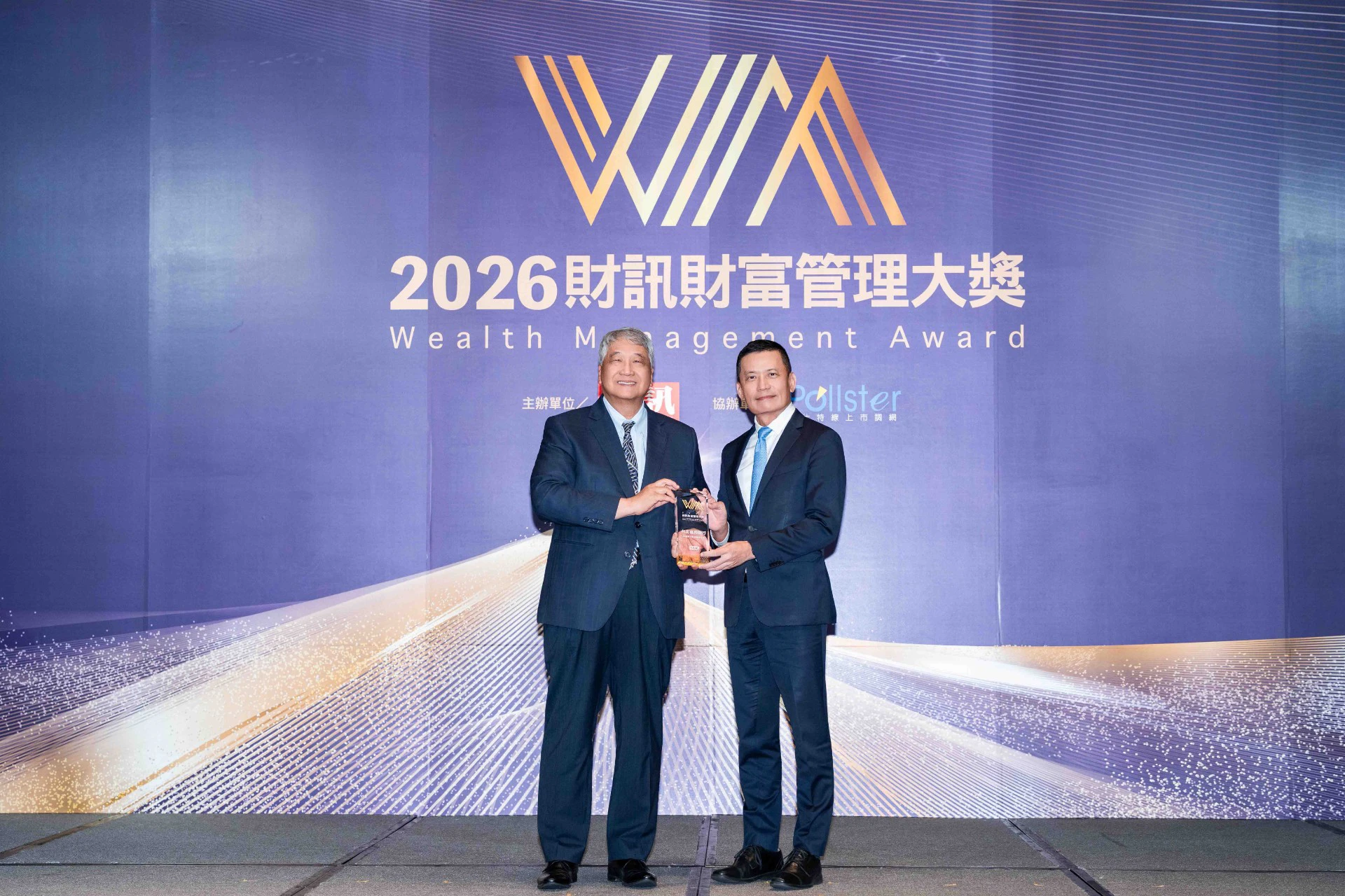 台北富邦銀行打造行動銀行「Fubon+」，成為值得國人信賴的個人金融管家，榮獲本屆《財訊》財富管理大獎「最佳數位金融」，由證券公會理事長陳俊宏（左）頒發獎座，北富銀執行副總陳弘儒（右）代表領獎。(富邦金控提供)