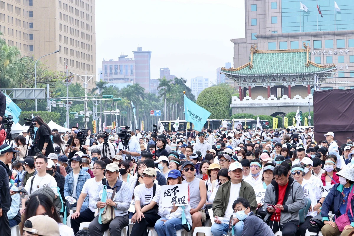 現場喊破3人湧入凱道挺柯文哲 藍白合體怒吼:戰到底 -- 上報