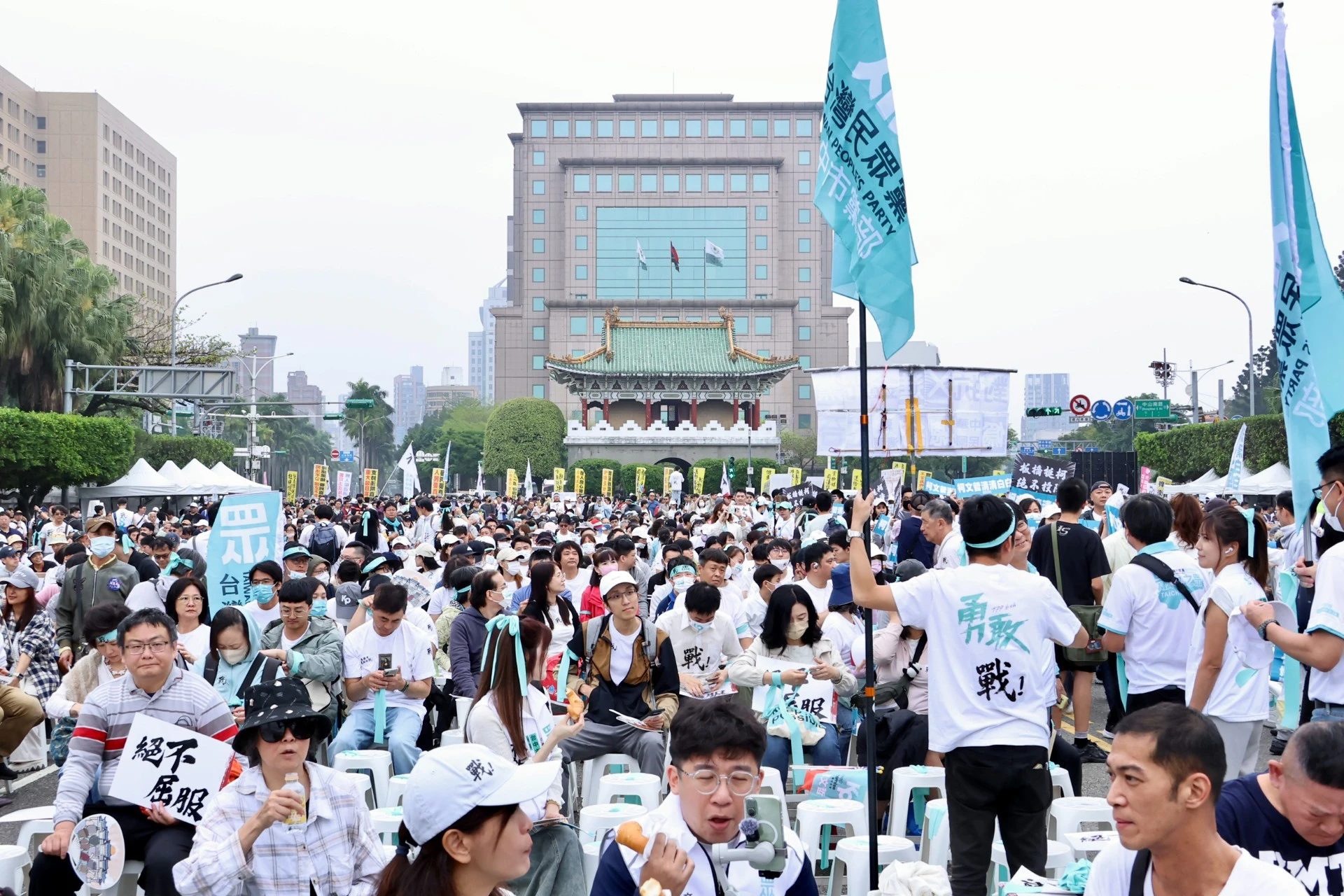 支持者上凱道抗議司法不公。（王侑聖攝）