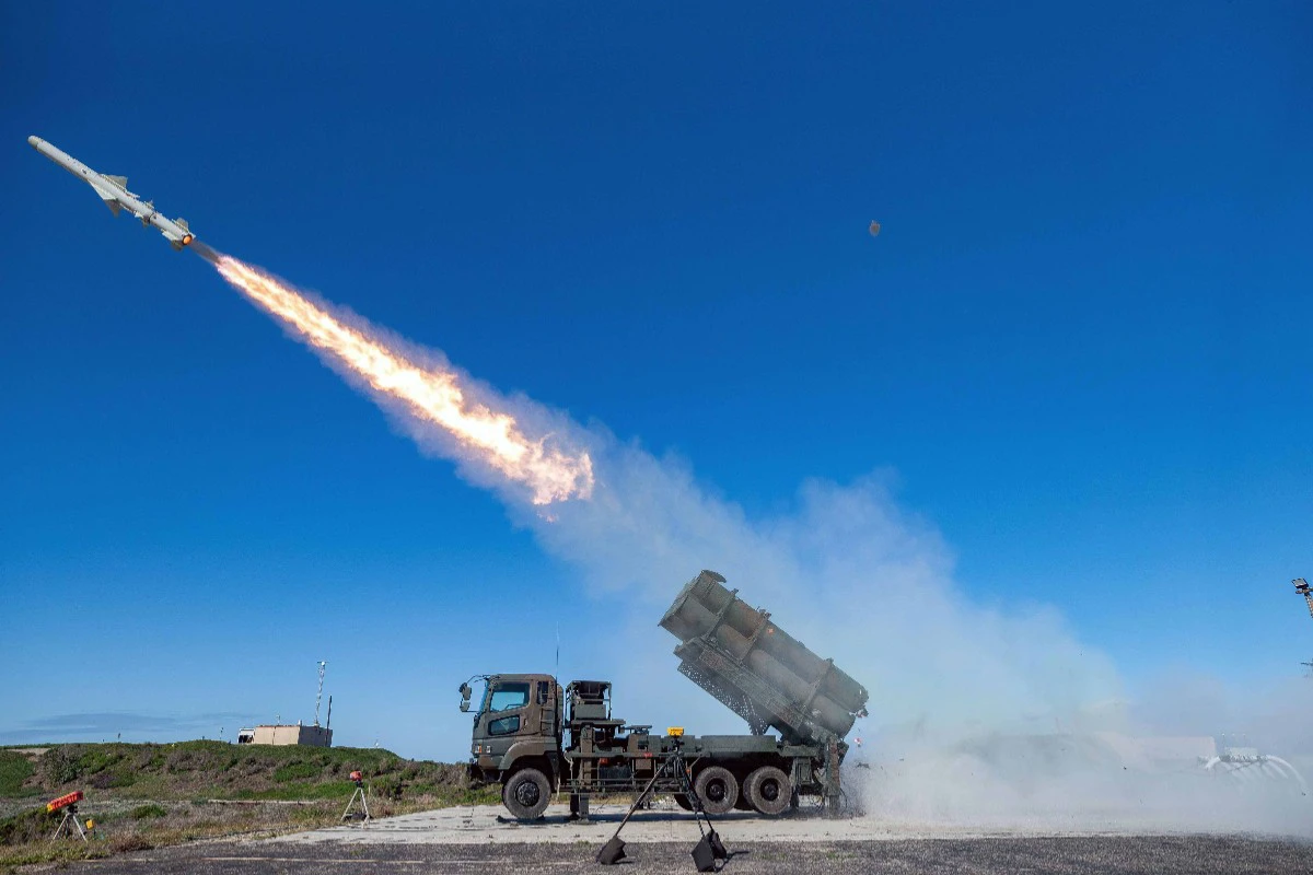 日自衛隊擬結合無人機與距外飛彈抗中 首選自殺機型與「戰斧」 -- 上報