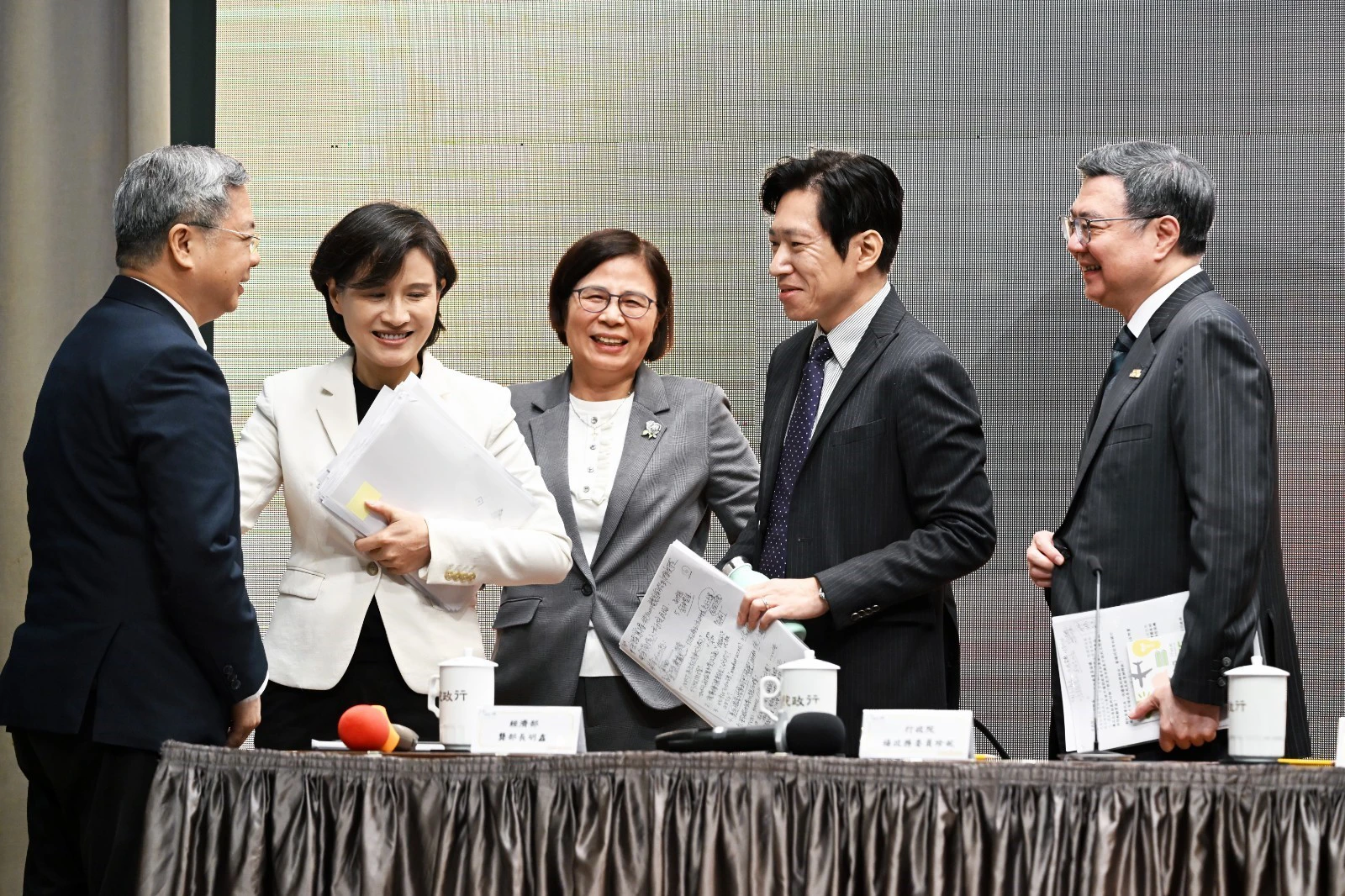 鄭麗君需續留政院協助台美貿易談判,無法出戰北市長。(資料照片/張哲偉攝)