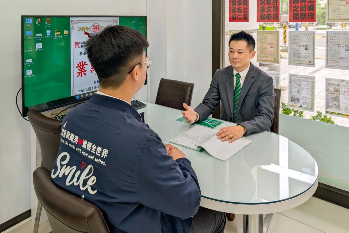 黃舶瑋副店長（圖右）據實告知所有房屋資訊，讓客戶在充分資訊下安心做決定。（永慶房產集團提供）
