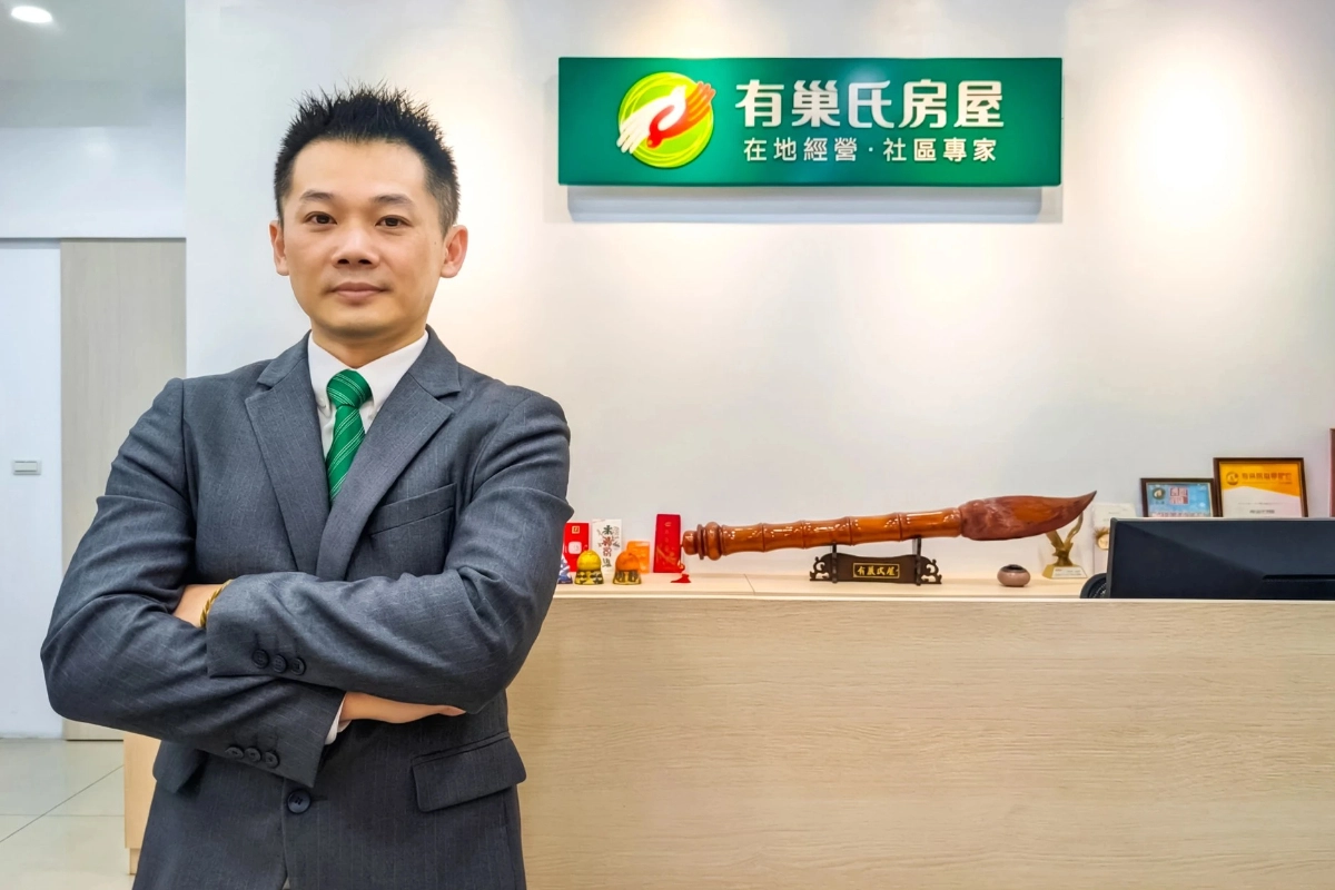 黃舶瑋副店長相信「服務在成交後才開始」，選擇一路陪伴客戶走過2年訴訟期間的不安與壓力。（永慶房產集團提供）