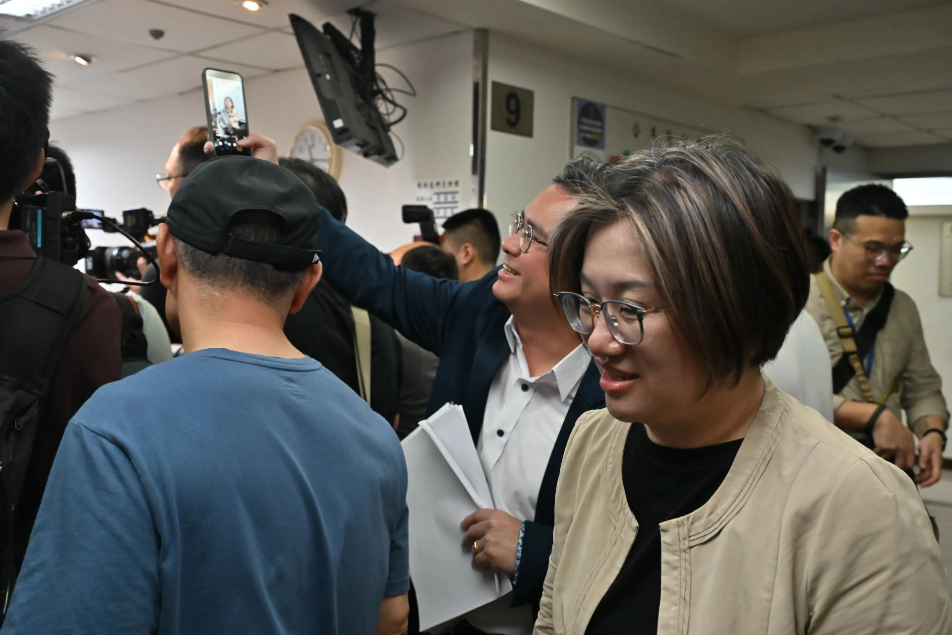 連路過的國民黨立委黃健豪、民進黨立委陳培瑜都駐足觀看記者堵訪李貞秀。（張哲偉攝）