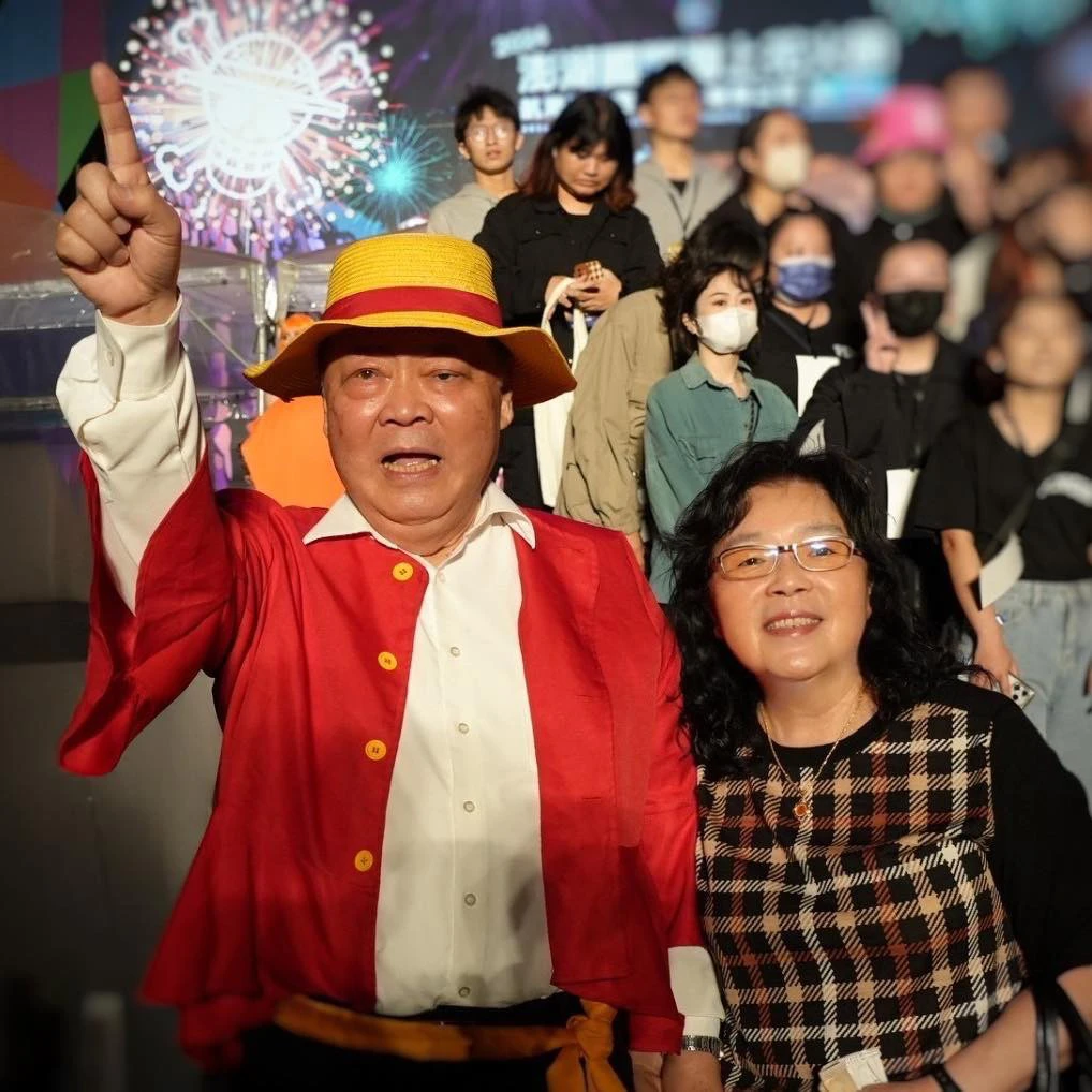 陳光復的妻子吳淑瑾（右）若願意代夫出征，確實是地方最強人選。（取自陳光復臉書）