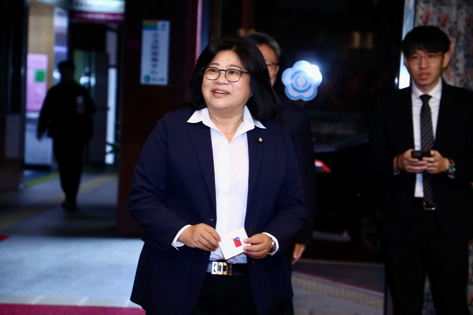 許忠信改口主張要「緩刑」跟「易刑處分」都要一併納入黨團協商，立委王美惠在一旁不滿表示，「一通電話來就改變立場了喔！」（資料照片／張哲偉攝）
