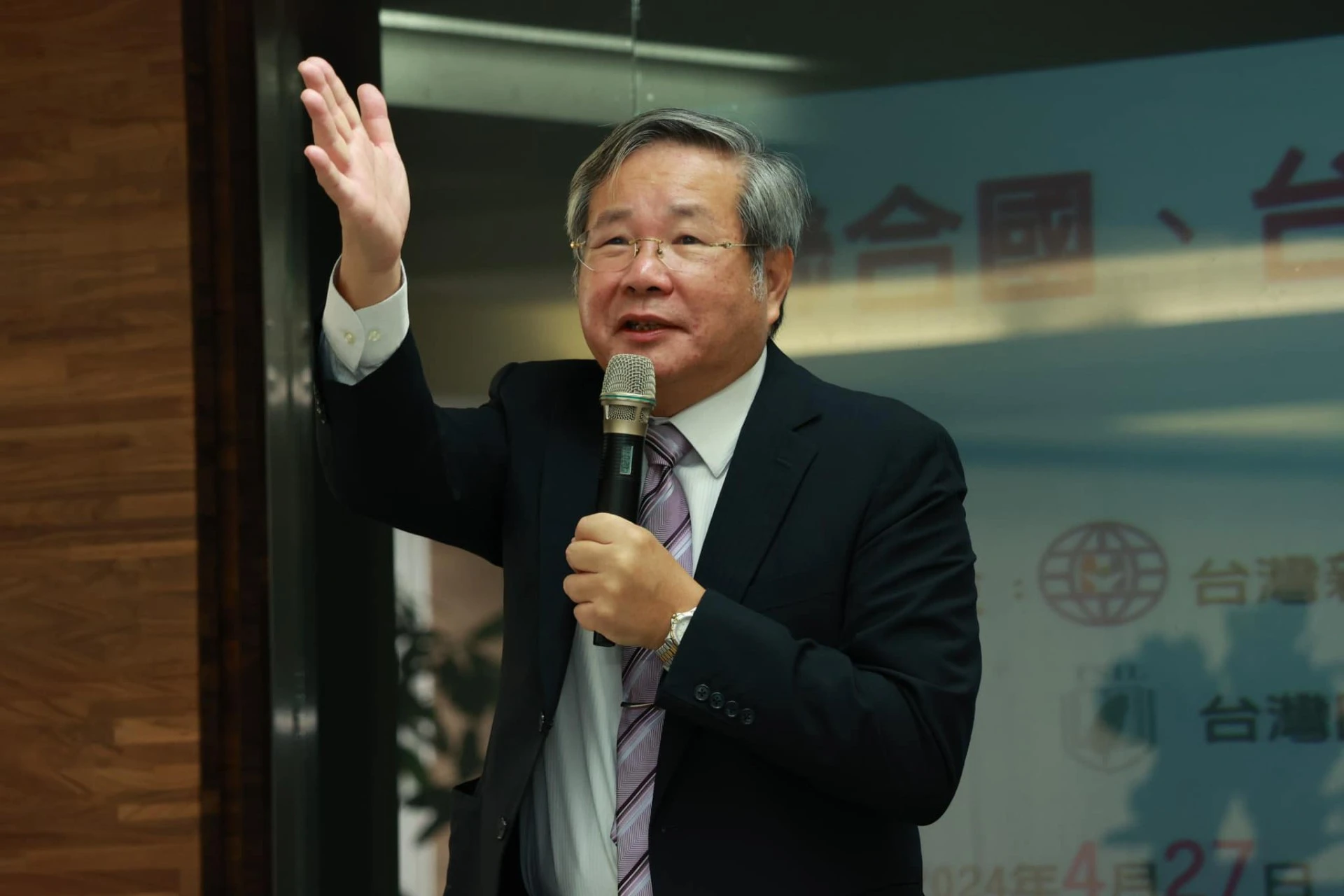 許忠信接到電話後，當場說「喂，市長」、「法官不會做出社會勞動的宣告」。（取自許忠信臉書）