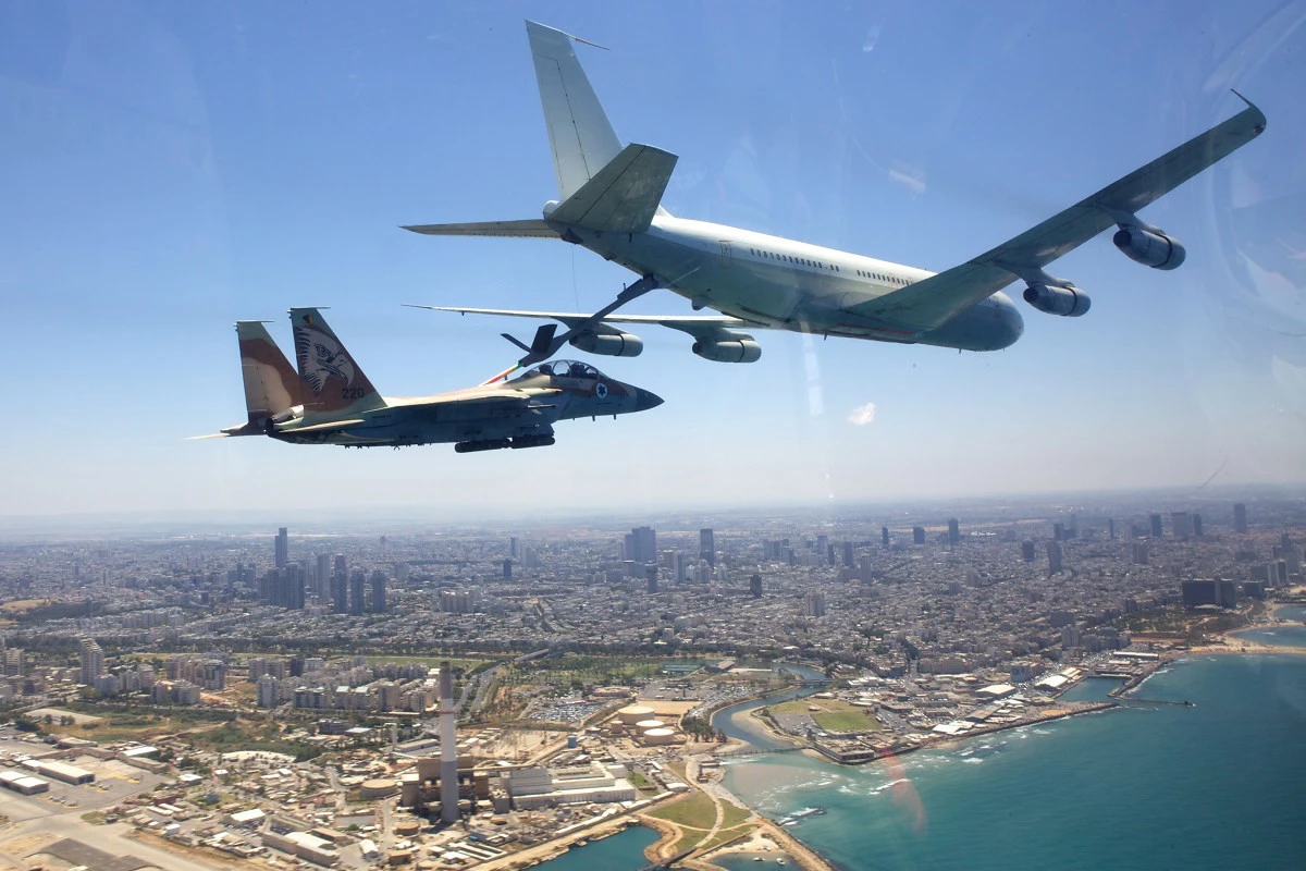 以色列近年空中打擊任務大量增加,也因此讓空中加油能力備受重視,圖為以軍KC-707加油機,正在為F-15I戰機進行油料補充。(取自以色列空軍網站)