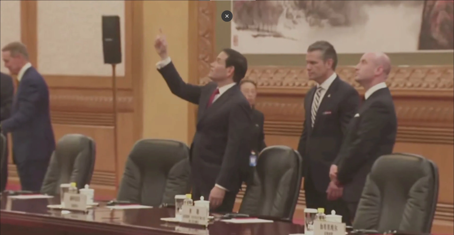 【有片】盧比歐狂抬頭欣賞人民大會堂天花板 還拉赫格塞斯一起看 -- 上報