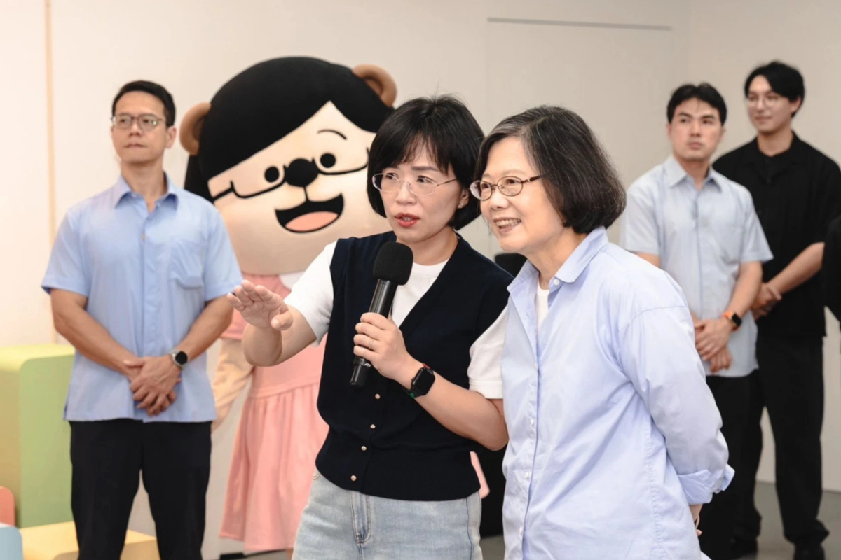 蘇巧慧（前左）幫蔡英文（前右）講解競總的設施。（蘇巧慧辦公室提供）