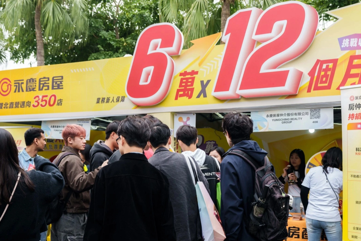 除了AI科技，永慶房屋更搭配「業務新人首年最高72萬元」的收入保障，讓新鮮人與轉職者能更安心投入房仲職涯發展，快速獲得成功。（永慶房產集團提供）